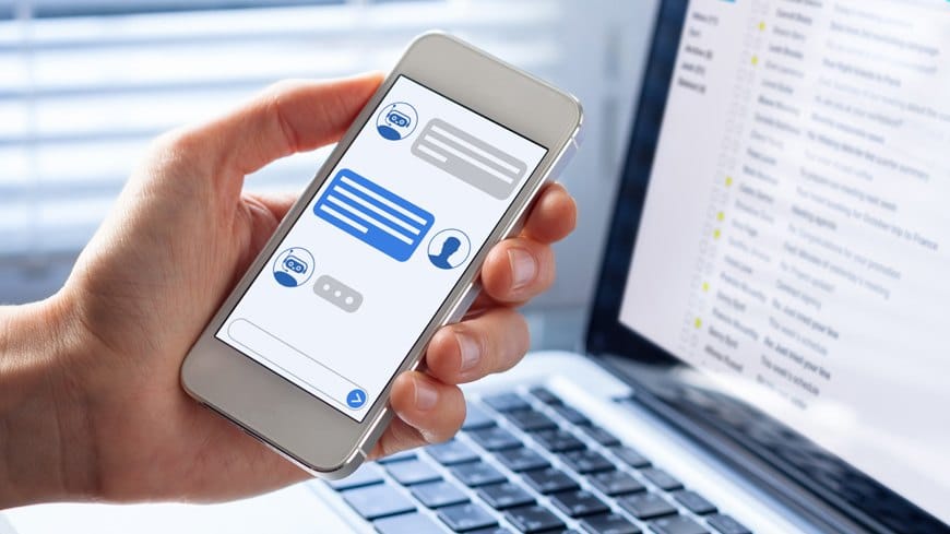 Handy mit Chatbot; Software-Lösungen können HR die Arbeit erleichtern
