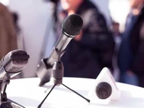 Mikrofone in der Pressekonferenz; Personaler sollten mehr PR machen