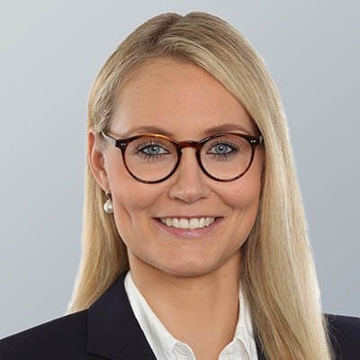 Anja Schubert ist als Rechtsanwältin im Employment & Benefits-Team des Frankfurter Büros der Allen & Overy LLP tätig. Sie