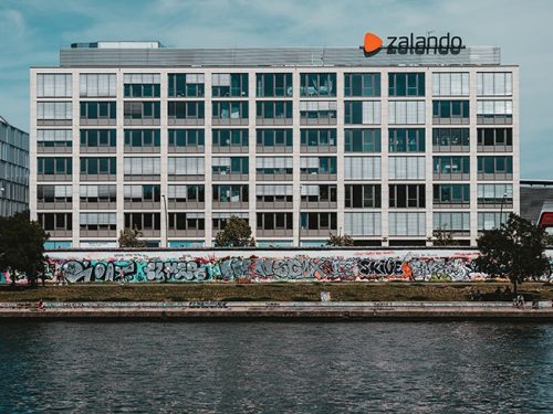 Die Arbeitsbedingungen beim Onlineversandhändler Zalando stehen erneut in der Kritik. Mitarbeiter beklagen ein System der Überwachung und ständigen Kontrolle. Schuld ist die Software "Zonar".