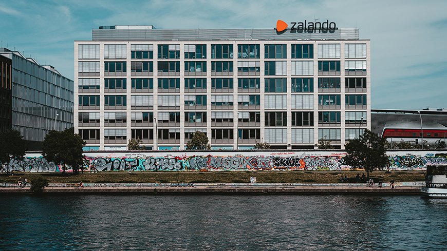 Die Arbeitsbedingungen beim Onlineversandhändler Zalando stehen erneut in der Kritik. Mitarbeiter beklagen ein System der Überwachung und ständigen Kontrolle. Schuld ist die Software "Zonar".