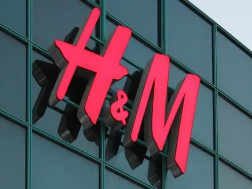 H&M soll hochsensible Daten über seine Beschäftigten gespeichert haben. Nun wurde ein Bußgeldverfahren eingeleitet.