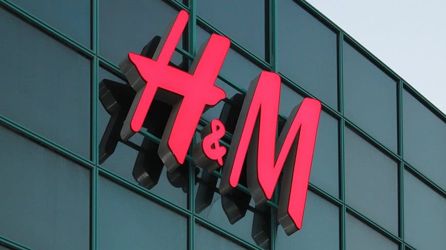 H&M soll hochsensible Daten über seine Beschäftigten gespeichert haben. Nun wurde ein Bußgeldverfahren eingeleitet.