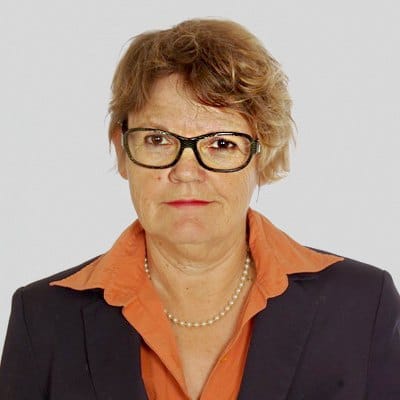 Regina Michalik ist Expertin für Machtkonflikte. Die studierte Psychologin war als Politikerin für Bündnis90/Die Grünen tätig und arbeitete eng mit Joschka Fischer zusammen, bevor sie sich als Coach und Mediatorin selbstständig machte.