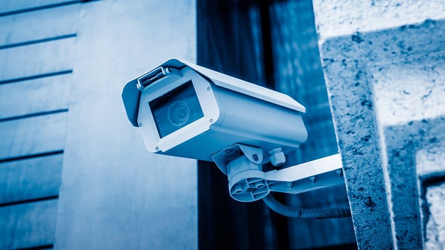 Nutzt der Arbeitgeber Kameraaufnahmen zur Überwachung der coronabedingten Abstandsregelungen, so stehen dem Betriebsrat Mitbestimmungsrechte zu.