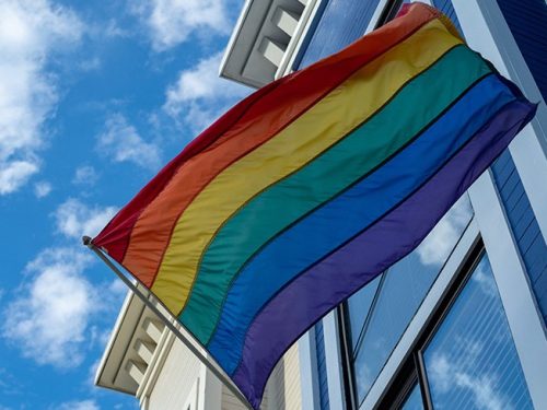 Der LGBT+ Diversity Index hat die Wertschätzung der DAX-30-Unternehmen gegenüber lesbischen, schwulen, bisexuellen und trans*-Mitarbeitenden untersucht.