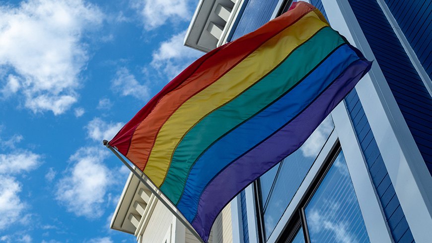 Der LGBT+ Diversity Index hat die Wertschätzung der DAX-30-Unternehmen gegenüber lesbischen, schwulen, bisexuellen und trans*-Mitarbeitenden untersucht.