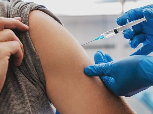 Aktuell gibt es in Deutschland keine gesetzliche Pflicht, sich gegen das Corona-Virus impfen zu lassen. Was müssen Arbeitgeber hier beachten?