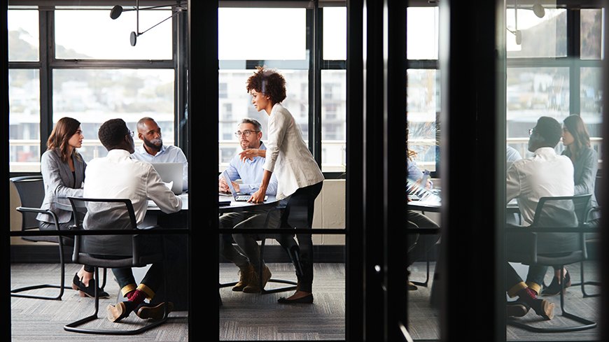 Die Hälfte der Zeit, die Unternehmen mit Meetings verbringen, ist unproduktiv. Was können insbesondere Personalabteilungen dagegen tun?