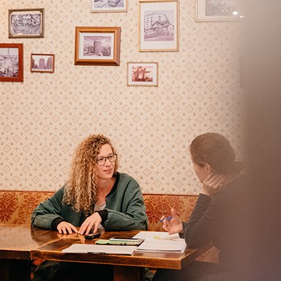Seyboldt mit HRM-Redakteurin Jeanne Wellnitz im Berliner Restaurant Masel Topf. © Quadriga / Jana Legler
