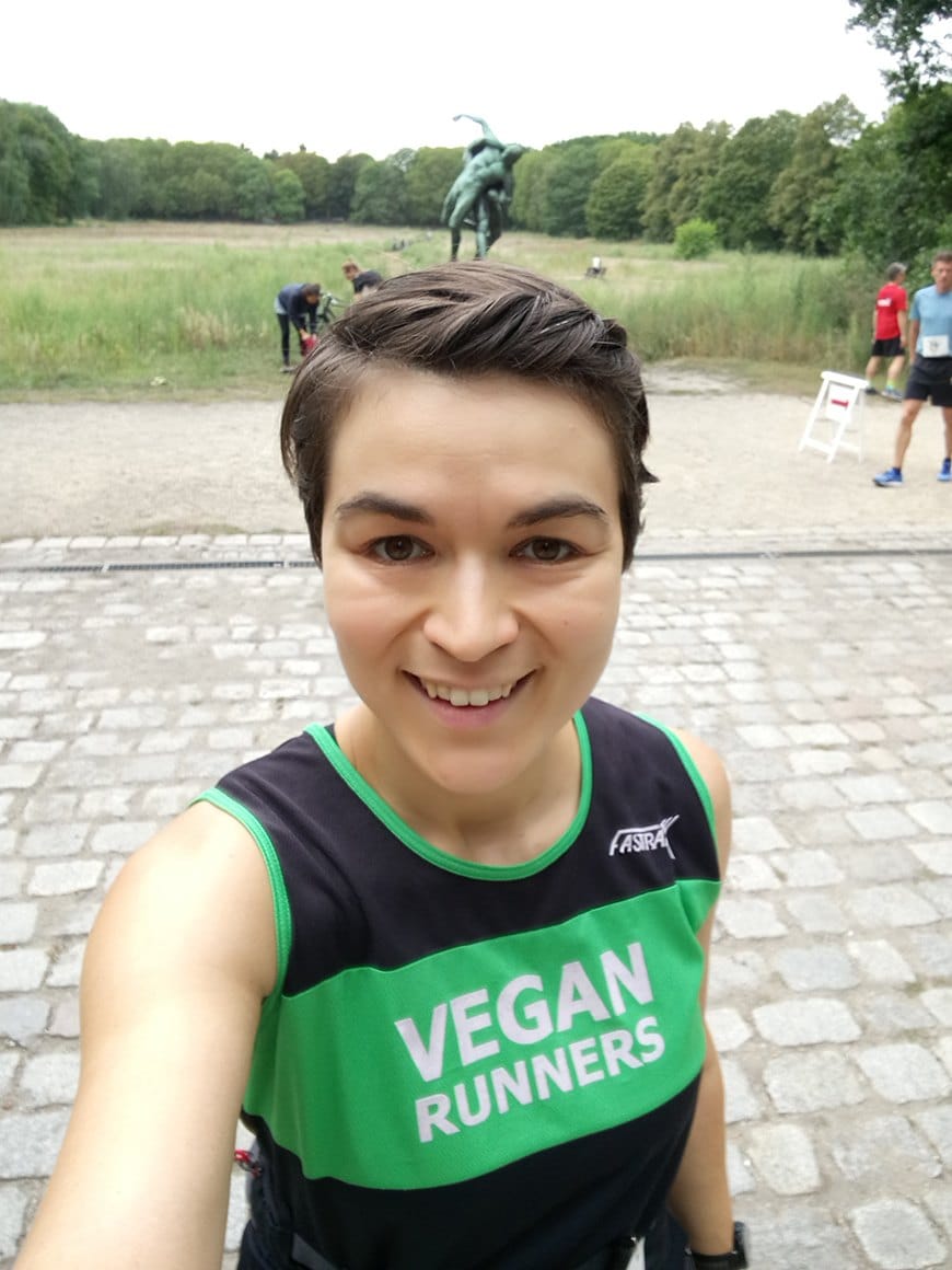 In ihrer Freizeit läuft Nora Winter als Vegan Runner auf verschiedenen Wettkämpfen mit. Auf diesem Bild hat sie den Halbmarathon im Volkspark Rehberge (2019) absolviert. Foto: © Nora Winter