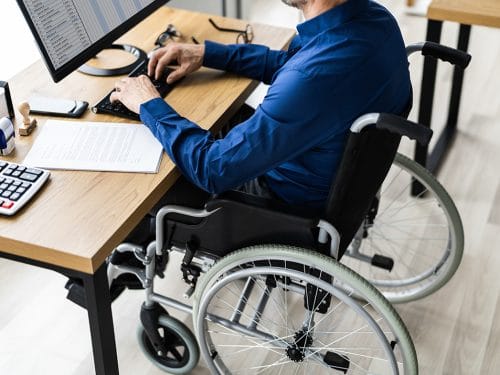 Beschäftigte, die wegen einer Behinderung ihren bisherigen Job nicht mehr ausführen können, haben Anspruch auf Weiterbeschäftigung – auch in der Probezeit.