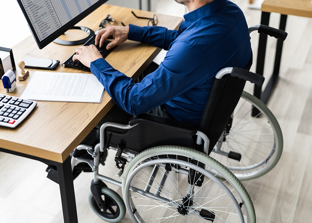 Beschäftigte, die wegen einer Behinderung ihren bisherigen Job nicht mehr ausführen können, haben Anspruch auf Weiterbeschäftigung – auch in der Probezeit.
