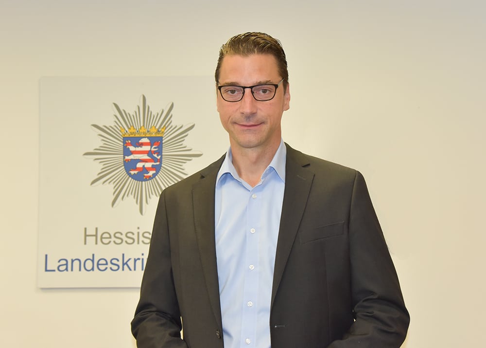Felix Paschek ist Vizepräsident des Hessischen Landeskriminalamts (HLKA) und seit Juli 2021 Leiter der Stabsstelle Fehler- und Führungskultur Polizei im Innenministerium Hessen.