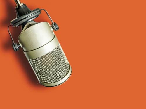 Ein Podcast für die interne Kommunikation stärkt die Bindung und das Employer Branding. Marketingexpertin Paula Thurm gibt Tipps, wie HR-Verantwortliche Unternehmenspodcasts erfolgreich umsetzen können.