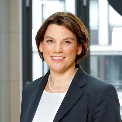Dr. Anne Förster ist Partnerin und Fachanwältin für Arbeitsrecht bei Taylor Wessing in Düsseldorf. Sie berät nationale und internationale Unternehmen in allen Bereichen des Individual- und Kollektivarbeitsrechts.