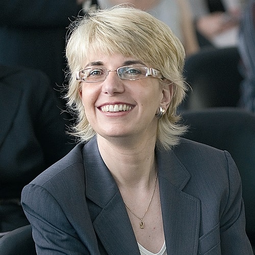 Alexandra Hildebrandt ist freie Publizistin und Nachhaltigkeitsexpertin. Sie hat gemeinsam mit Werner Neumüller Bauchgefühl im Management. Die Rolle der Intuition in Wirtschaft, Gesellschaft und Sport herausgegeben.