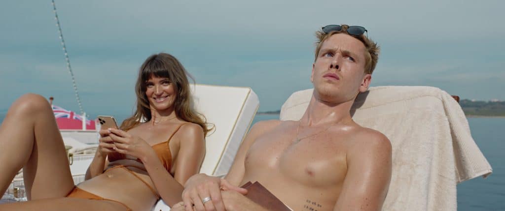 Das Model Carl und die Influencerin Yaya genießen die Sonne auf dem Mittelmeer. © Fredrik Wenzel / AlamodeFilm