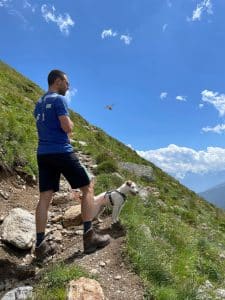Andreas Posselt mit seinem Hund Elmo auf einem Berg