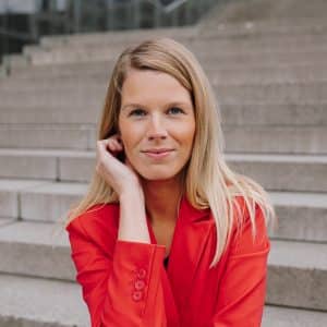 Laura Bornmann ist Managing Director bei Startup Teens und GenZ Talents. Sie berät Unternehmen darin, wie diese für die Generation Z zu attraktiven Arbeitgebern werden. Zuvor leitete Bornmann beim Einzelhändler Rewe die Personalentwicklung von rund 18.000 Mitarbeitenden.