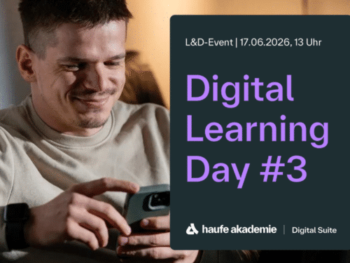 Mann mit Smartphone, lächelnd, sitzt auf einem Sofa; Text über Digital Learning Day und Eventdetails im Hintergrund.