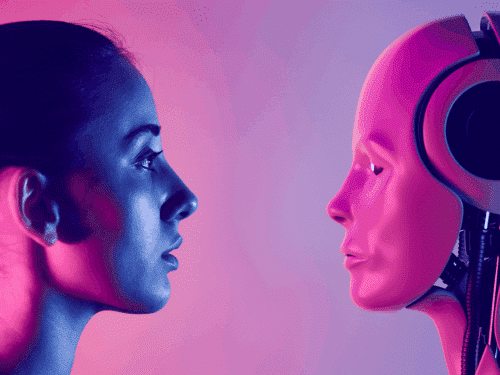 Frau und humanoider Roboter stehen sich gegenüber, beleuchtet in pinken und blauen Farbtönen.