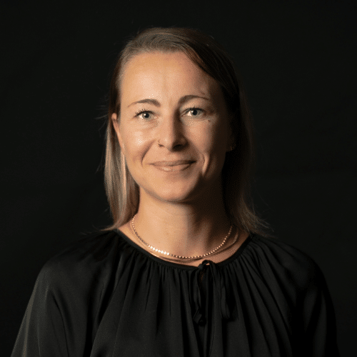 Porträt von Susan Erkmann, Head of Human Resources bei iFD, mit neutralem Hintergrund und freundlichem Lächeln.