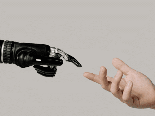 Ein humanoider Roboterarm berührt sanft eine menschliche Hand vor einem neutralen Hintergrund.