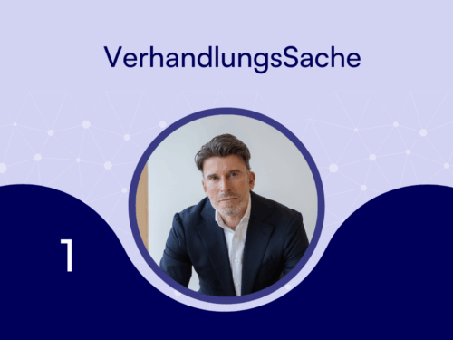 Mann in Anzug sitzt vor neutralem Hintergrund, umgeben von grafischen Elementen. Titel: VerhandlungsSache.