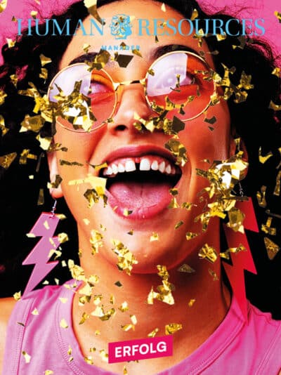 Frau mit Sonnenbrille lächelt vor pinkem Hintergrund, umgeben von goldenen Konfetti und Blitzen. Text: "ERFOLG".