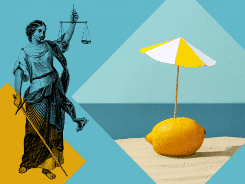 Eine Justitia-Figur neben einer Zitrone mit einem kleinen Sonnenschirm auf Sand, vor einem blauen Hintergrund.