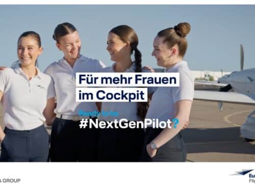 Vier Frauen in Pilotenkleidung stehen lächelnd vor Flugzeugen, mit dem Text "Für mehr Frauen im Cockpit" im Hintergrund.