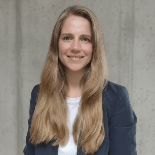 Porträt von Stephanie Frenzel, Chief People Officer, mit langen, blonden Haaren und einem freundlichen Lächeln.