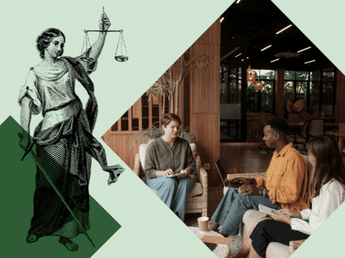 Drei Personen in einem modernen Raum führen ein Gespräch, während eine Statue der Justitia im Hintergrund sichtbar ist.