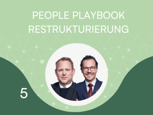 Grafik mit Titel "People Playbook Restrukturierung", Episode 5, zeigt zwei Männer in einem runden Bild auf grünem Hinter...