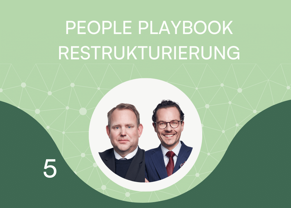 Grafik mit Titel "People Playbook Restrukturierung", Episode 5, zeigt zwei Männer in einem runden Bild auf grünem Hinter...