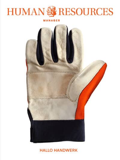 Handschuh aus Leder mit orangefarbenen Akzenten, beschriftet mit "HUMAN RESOURCES MANAGER" und "HALLO HANDWERK".