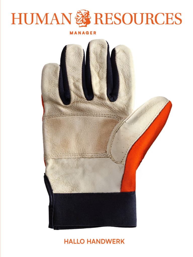 Handschuh aus Leder mit orangefarbenen Akzenten, beschriftet mit "HUMAN RESOURCES MANAGER" und "HALLO HANDWERK".