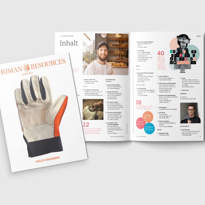 Mockup einer HRM-Ausgabe mit einem Handschuh auf dem Cover und offenen Seiten mit Text und Grafiken.