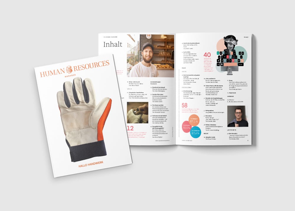 Mockup einer HRM-Ausgabe mit einem Handschuh auf dem Cover und offenen Seiten mit Text und Grafiken.