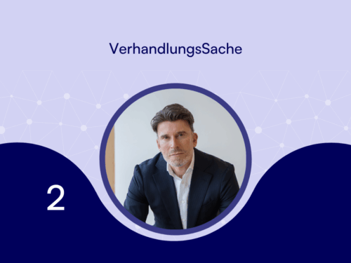 Mann in Anzug sitzt vor neutralem Hintergrund, umgeben von geometrischen Formen und dem Titel "VerhandlungsSache".