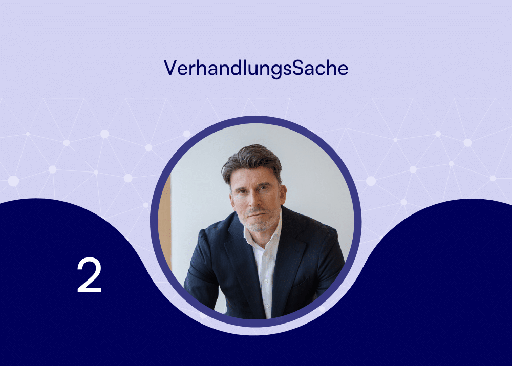 Mann in Anzug sitzt vor neutralem Hintergrund, umgeben von geometrischen Formen und dem Titel "VerhandlungsSache".