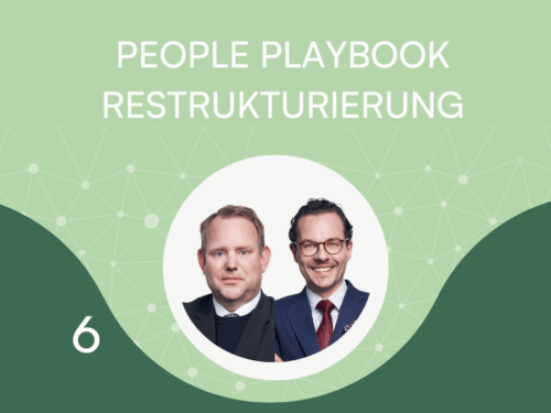 Grafik mit Titel "People Playbook Restrukturierung", zeigt zwei Männer in Kreisen auf grünem Hintergrund.