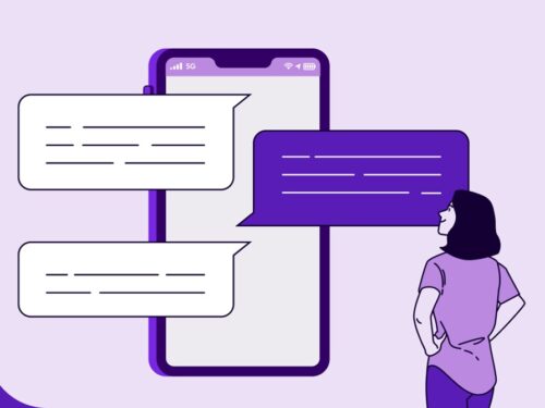 Eine Person steht vor einem großen Smartphone, das Nachrichtenblasen in lila und weiß zeigt.