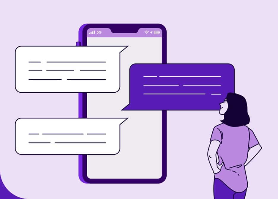 Eine Person steht vor einem großen Smartphone, das Nachrichtenblasen in lila und weiß zeigt.