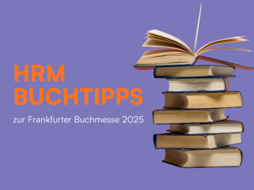 Stapel von Büchern mit aufgeschlagenem Buch, Text: "HRM BUCHTIPPS zur Frankfurter Buchmesse 2025" auf lila Hintergrund.