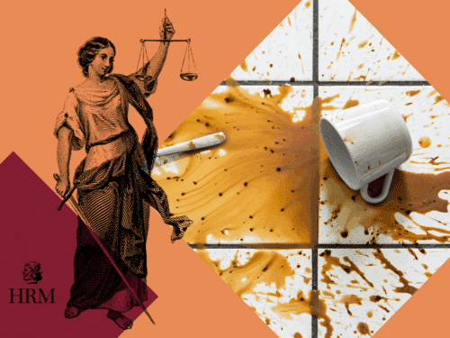 Eine umgekippte Tasse mit Kaffeeflecken auf Fliesen, daneben eine Statue der Justitia mit Waage und Schwert.