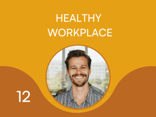 Mann mit Kurzhaarschnitt und gestreiftem Hemd lächelt vor einem gelben Hintergrund mit dem Text "HEALTHY WORKPLACE".