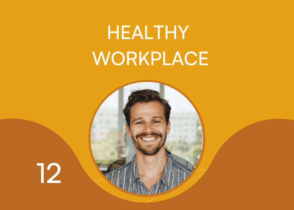 Mann mit Kurzhaarschnitt und gestreiftem Hemd lächelt vor einem gelben Hintergrund mit dem Text "HEALTHY WORKPLACE".