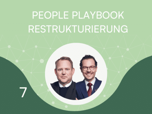 Zwei Männer in Anzügen auf einem grünen Hintergrund mit dem Titel "People Playbook Restrukturierung" und der Zahl 7.